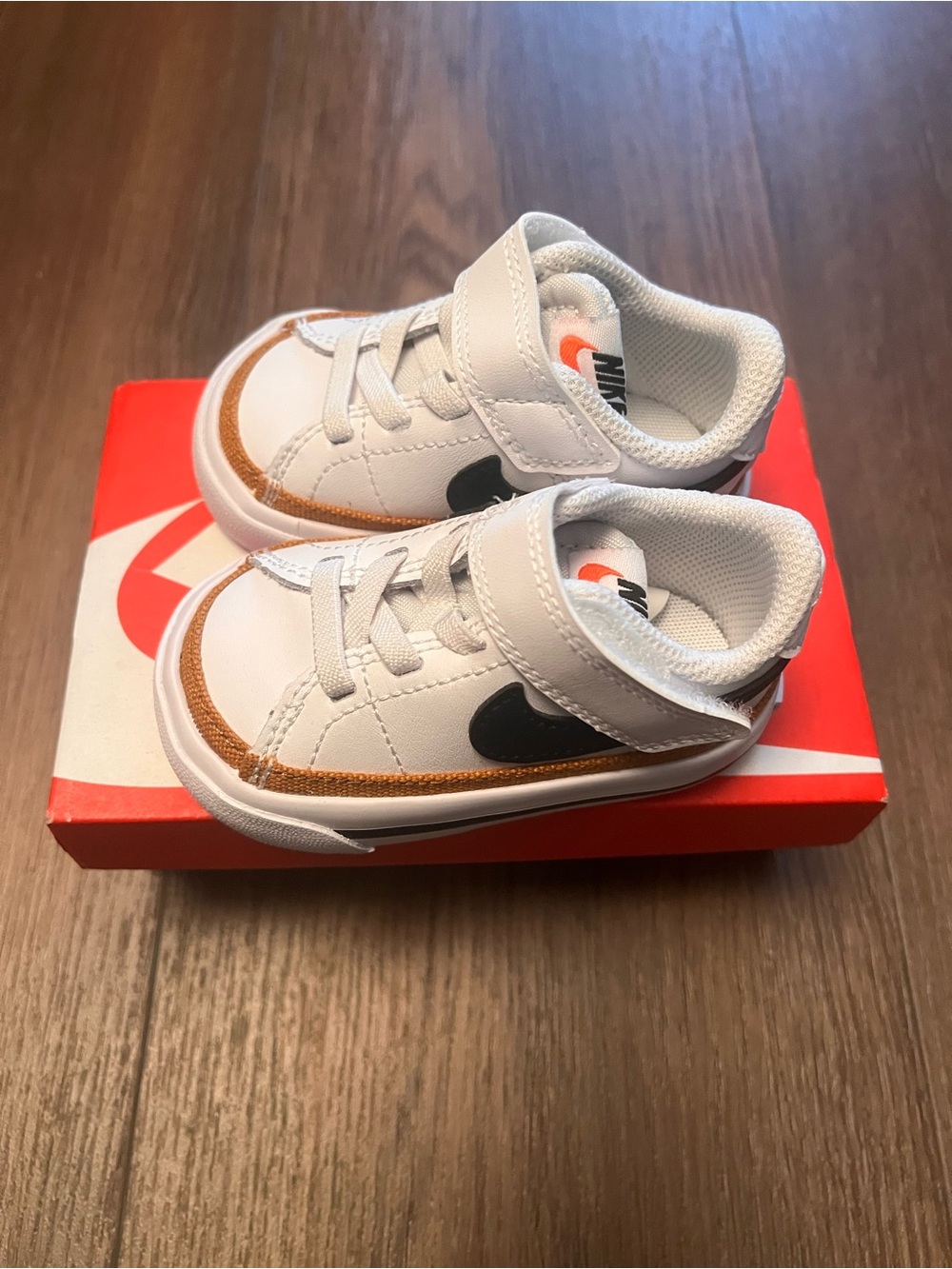 Nwt Nike White&Brown Toddlers' Low-Top Sneakers with Black Swoosh size 3c